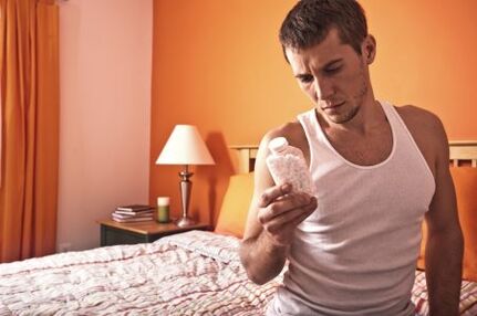 Een man met een remedie voor prostatitis