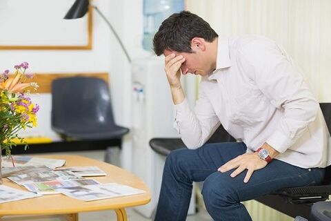 een man denkt erover om prostatitis met medicijnen te behandelen